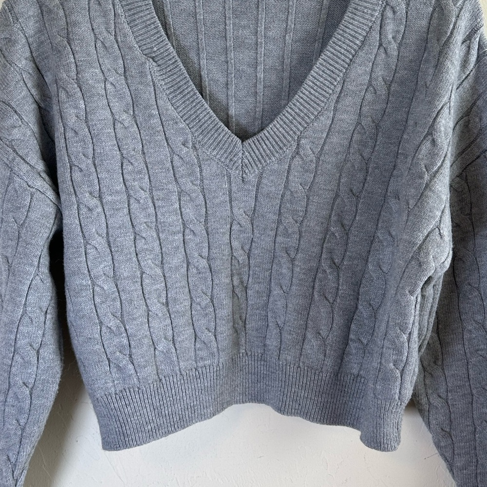 Cozy and Soft V-Neck Cable Knit Cropped Light Grey Sweater Sz M - Picture 2 of 8